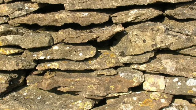 Mur en pierre sèche — assises