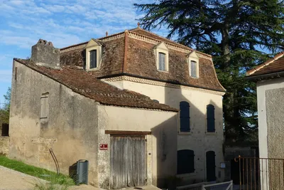 Application d'un enduit à la chaux à la truelle