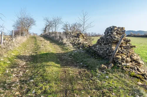Le mur de soutènement effondré