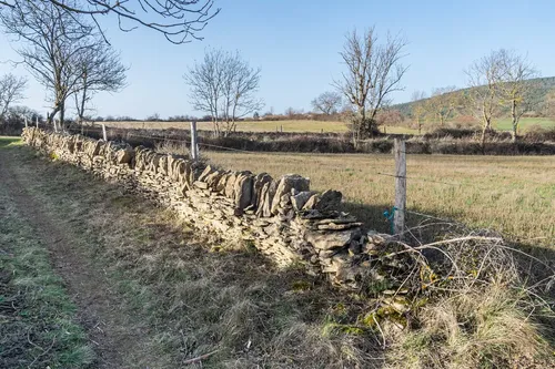 Le mur reconstruit à pierre sèche
